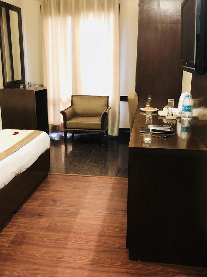 Regale Inn Ню Делхи Екстериор снимка