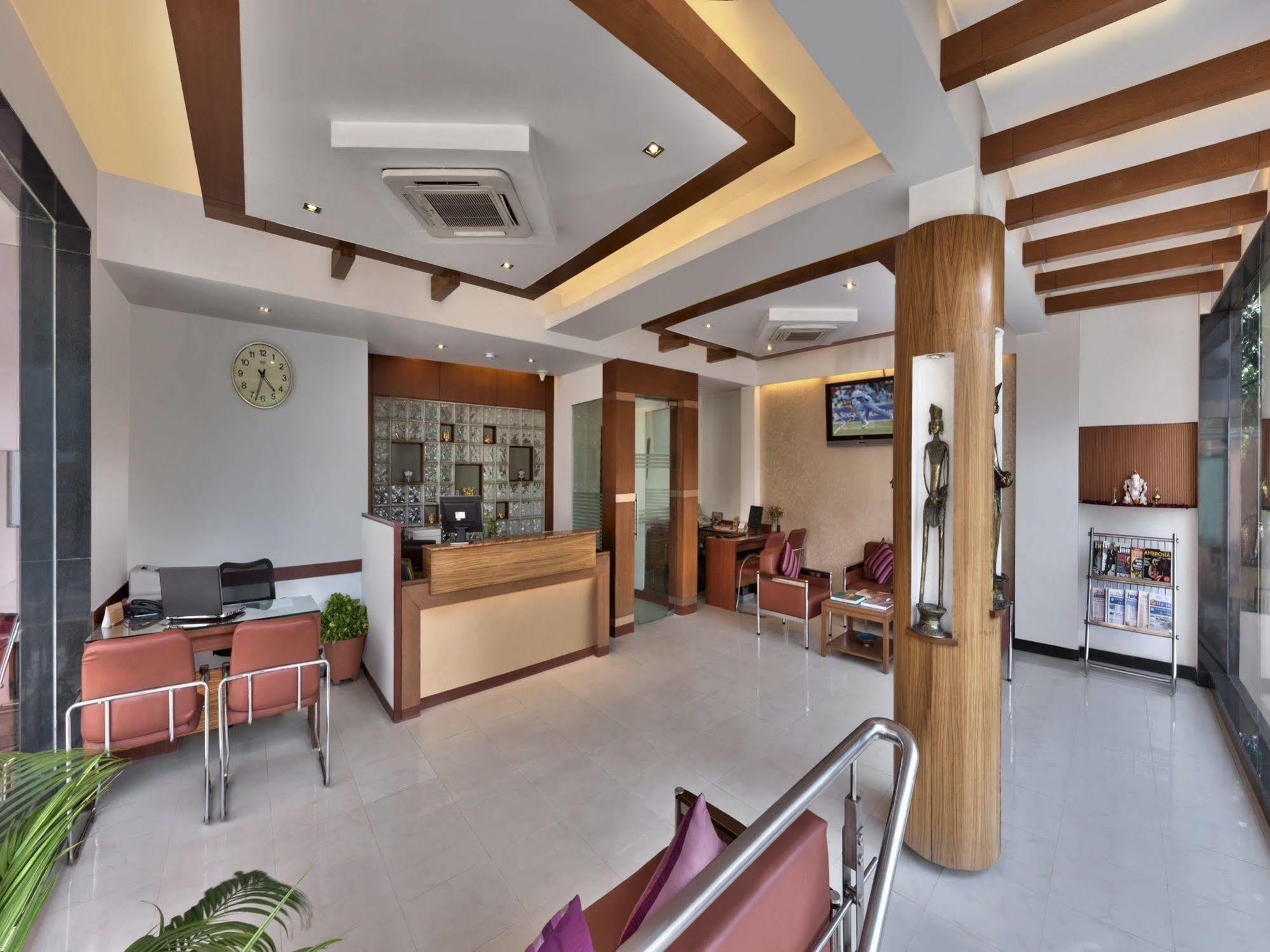 Regale Inn Ню Делхи Екстериор снимка